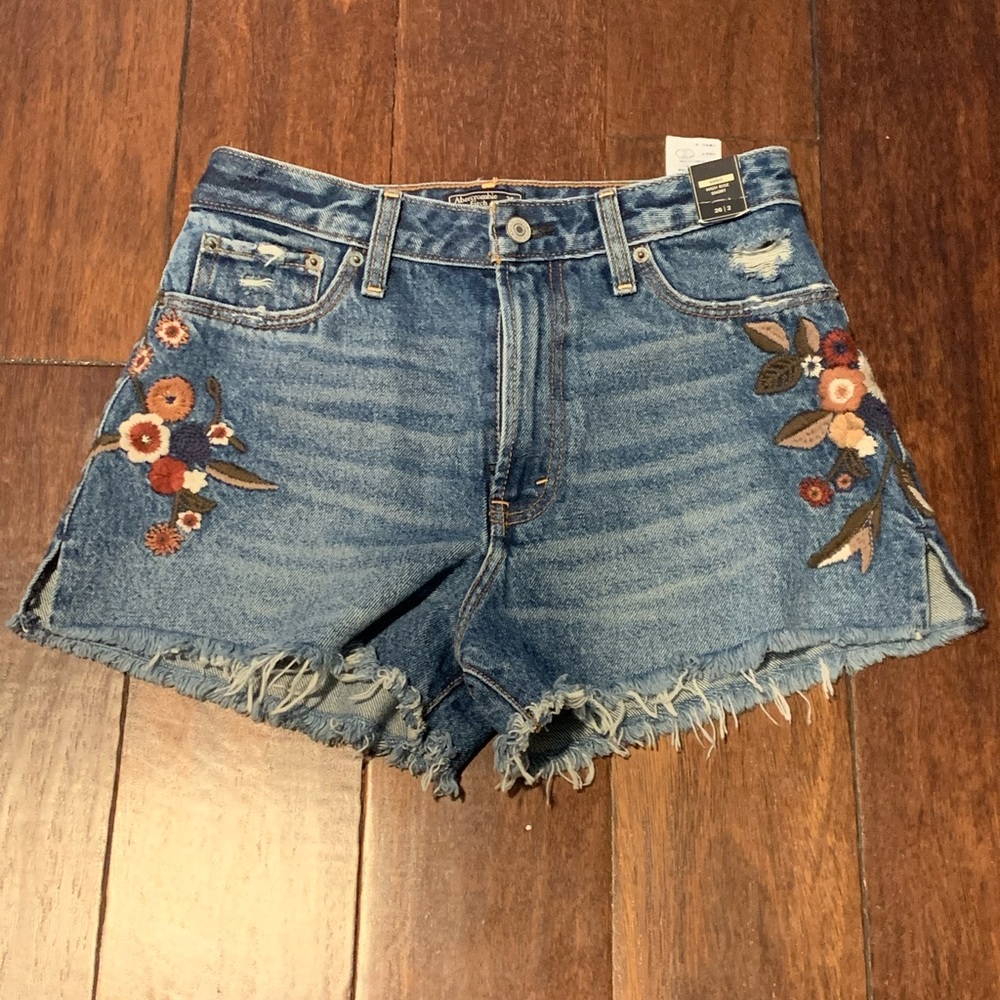 Abercrombie Highwaisted Floral Embroidery Short